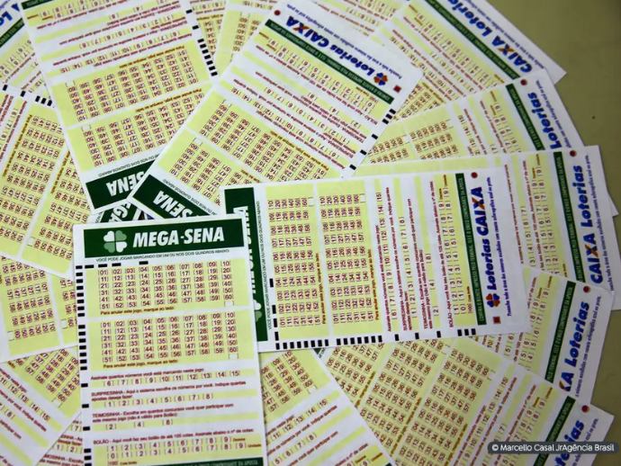 Mega-sena n&atilde;o tem ganhadores e pr&ecirc;mio vai para R$ 6 milh&otilde;es