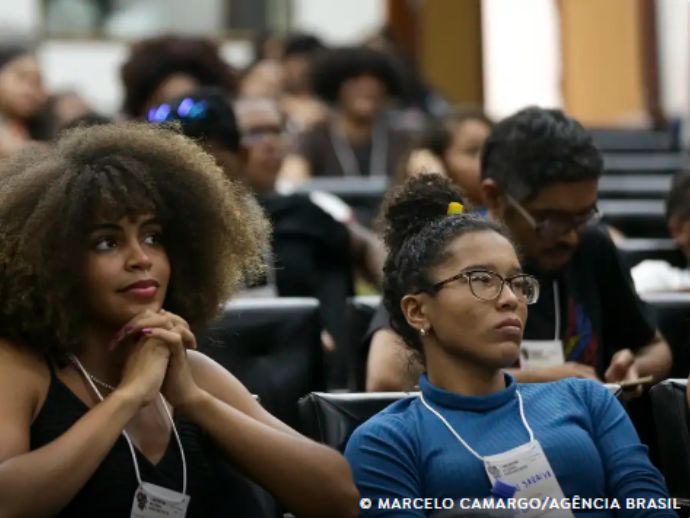Com quase 10 milh&otilde;es, n&uacute;mero de universit&aacute;rios &eacute; o maior em nove anos
