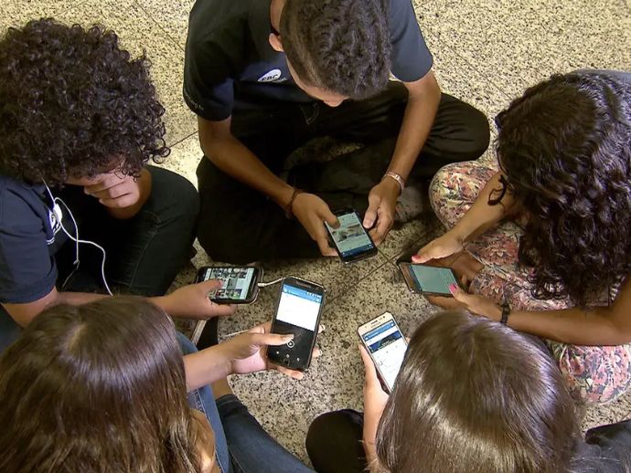 Comiss&atilde;o de Educa&ccedil;&atilde;o aprova projeto que pro&iacute;be celular em escolas