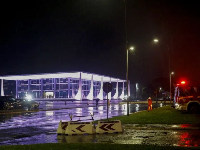 Seguran&ccedil;a &eacute; refor&ccedil;ada em Pal&aacute;cios e Esplanada ap&oacute;s explos&otilde;es
