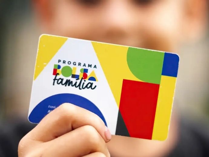 Caixa paga Bolsa Fam&iacute;lia a benefici&aacute;rios com NIS de final 6