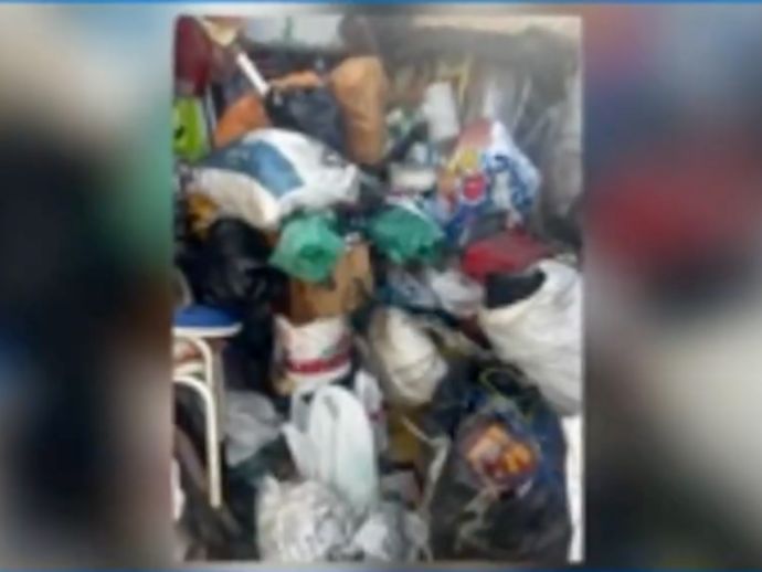 Idosa acumula mais de 5 toneladas de lixo dentro de casa h&aacute; 25 anos