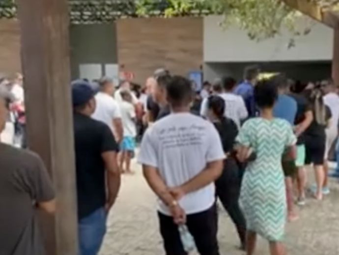 Vel&oacute;rio de jovem morto em tiroteio em Macei&oacute; re&uacute;ne familiares e amigos em clima de revolta