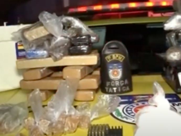 Pol&iacute;cia Militar apreende mais de 20 kg de drogas em casa abandonada na Vila Brejal