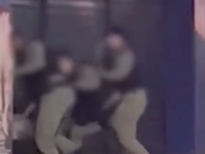 Pol&iacute;cia &eacute; flagrada espancando homem em situa&ccedil;&atilde;o de rua em S&atilde;o Miguel dos Campos