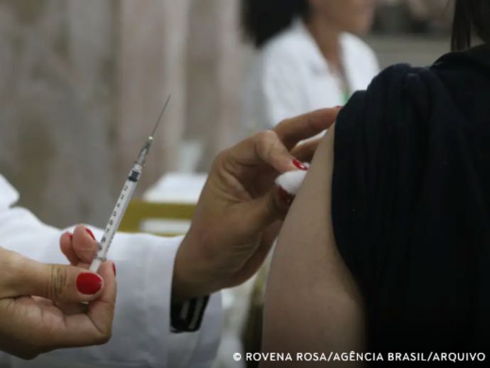 Vacina contra a covid-19 protege gestantes de complica&ccedil;&otilde;es