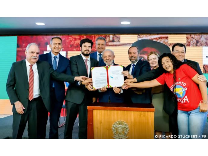 Lula sanci0na gratuidade em conta de luz para fam&iacute;lias de baixa renda