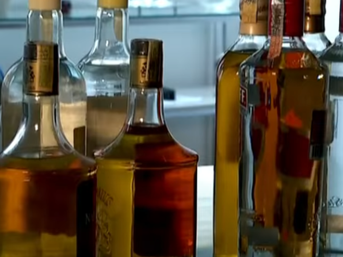 Vigil&acirc;ncia apreende cacha&ccedil;a suspeita de causar intoxica&ccedil;&atilde;o por metanol em Macei&oacute;