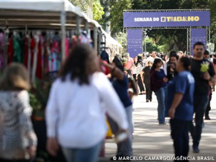 Desemprego no trimestre cai para menor taxa da s&eacute;rie hist&oacute;rica