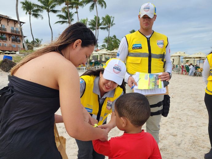 Ronda no Bairro intensifica distribui&ccedil;&atilde;o de pulseirinhas de identifica&ccedil;&atilde;o nas praias durante a alta temporada