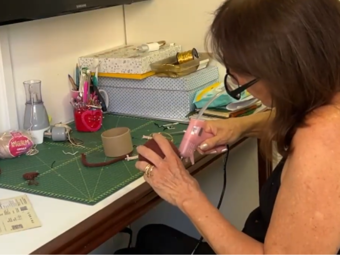 Da solidariedade ao empreendedorismo: Artes&atilde; de Macei&oacute; cria decora&ccedil;&otilde;es de natal &uacute;nicas em tricotin