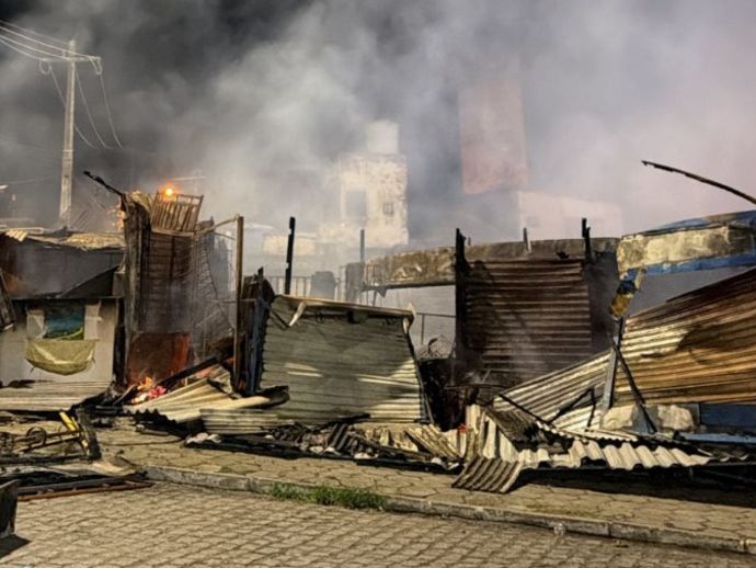 Inc&ecirc;ndio de grandes propor&ccedil;&otilde;es destr&oacute;i cerca de 50 barracas no entorno do Mercado da Produ&ccedil;&atilde;o, em Macei&oacute;