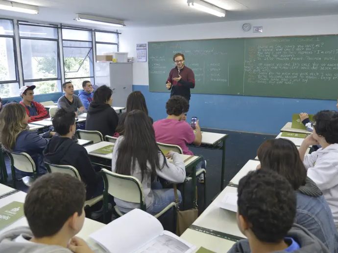 Piso do magist&eacute;rio tem reajuste de 5,4% e vai a R$ 5,1 mil em 2026