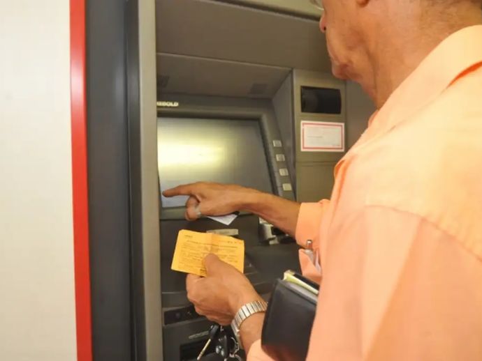 Ag&ecirc;ncias banc&aacute;rias reabrem nesta quarta-feira a partir do meio-dia