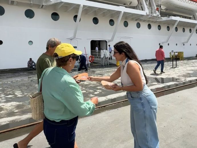 Campanha &ldquo;Viol&ecirc;ncia N&atilde;o &eacute; a Nossa Praia&rdquo; orienta turistas no Porto de Macei&oacute;