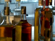 Vigil&acirc;ncia apreende cacha&ccedil;a suspeita de causar intoxica&ccedil;&atilde;o por metanol em Macei&oacute;
