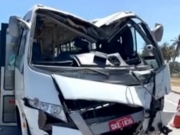 Van perde o freio e colide com poste na AL-101 Sul