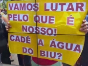 Moradores do Benedito Bentes protestam ap&oacute;s mais de 30 dias sem &aacute;gua
